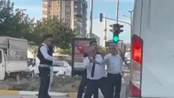Otobüs şoförü, yol verme tartışmasında minibüsün önünü kesip sopayla saldırdı