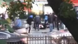 Fatih'te alkollü kişiyi tekme tokat dövdüler