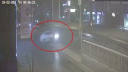 İzmir'de direğe çarpan sürücü öldü