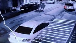 Sultangazi'de iki kız çocuğu araçların aynalarını kırdı