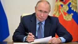 Putin, Batı'nın çocuklara öğrettiği cinsiyetsizliğe sert eleştirilerde bulundu