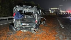 Balıkesir'de yola dökülen salçalar nedeniyle kayan 18 araç çarpıştı