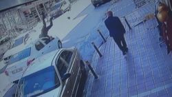 Esenyurt’ta yolun karşısına geçecekti, metrelerce havaya savruldu