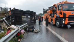 Kocaeli'de arızalanan aracı yolcularla birlikte taşıyan çekici TEM’de devrildi