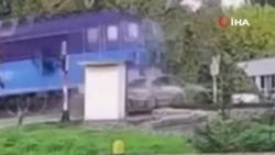 Slovakya’da yük treni otomobili biçti