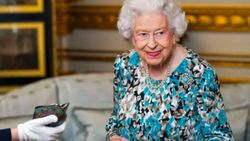 Elizabeth, geç saatlere kadar televizyon izliyor