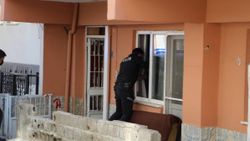 Denizli'de psikolojik sorunları olan şahıs, ailesini rehin aldı
