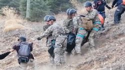 Isparta'da dağlık alanda ölü bulunan adamın cenazesini komandolar indirdi