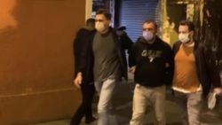 Beyoğlu'nda güven timleri, yakaladığı şüpheliyi linçten kurtardı