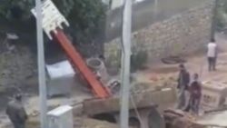 Bursa'da alt yapı çalışması sırasında kepçe kendi kazdığı kuyuya düştü