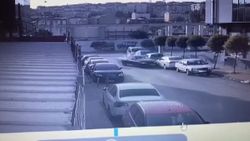 Güngören'de otomobillere çarptı, kız arkadaşını alarak kaçtı