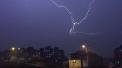 Gaziantep'te meydana gelen şimşekler görenleri etkiledi
