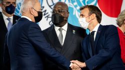Macron, Kongo Cumhurbaşkanı'nın elini sıkmadı