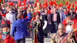 Karabük'te yolları asfaltlanan köylülerden mehterli kutlama