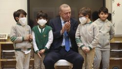 Cumhurbaşkanı Erdoğan, Palet Türk Müziği İlkokulu'nda çocuklarla şarkı söyledi