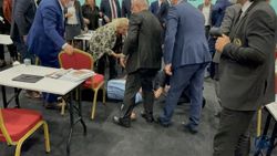 İBB Meclisi'nde CHP'li Ali Haydar Kahraman fenalaşarak yere düştü