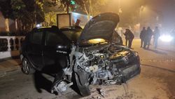 Üsküdar'da bir otomobil park halindeki 6 otomobile çarptı