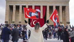Anıtkabir'e ziyaretçi akını