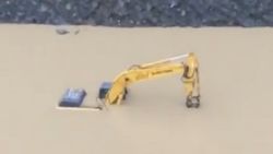 Sinop'ta bir iş makinesi, dere taşması sonucu sular altına kaldı