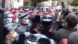 Ermenistan'da protestocular hükümet binasını bastı