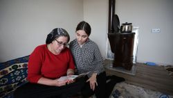 Muş'ta kapı kapı gezen Hazal öğretmen, köyde kadınlara okuma yazma öğretiyor