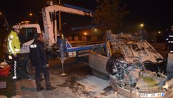 Malatya'da motosikletin sıkıştırdığı araç refüje çarparak takla attı