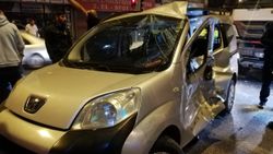 İzmir'de beton mikseri, otomobile çarptı