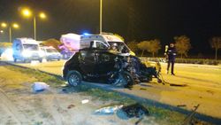 Konya'da aşırı hızlı giden araç levhaya çarparak takla attı: 3 ölü