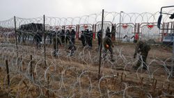 Polonya, Belarus sınırındaki demir yolunu dikenli telle kapattı