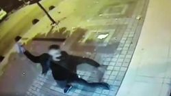 Bağcılar'da ATM'ye taşlı saldırı kamerada