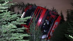 Kocaeli'de sollama yapmak isteyen tır otomobile çarptı
