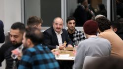 Mustafa Varank’tan kütüphanede ders çalışan öğrencilere pizza sürprizi