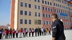 Konya'da görme yetisini kaybeden öğretmen, meslektaşlarına örnek oldu