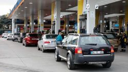Akaryakıt istasyonlarında kuyruk