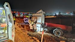 Şanlıurfa'da tır minibüse arkadan çarptı: 14 yaralı