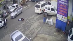 Esenyurt'ta silahla vurdukları kişileri yerde tekmelediler