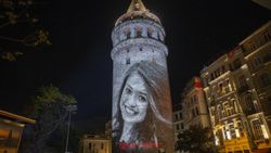 Şehit öğretmenler Galata Kulesi'nde fotoğraflarıyla anıldı