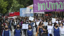 Arjantin'de binlerce kişi kadına şiddeti protesto ederek yürüyüş düzenledi