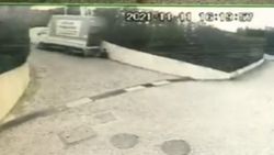 Sarıyer’de kamyonetin altına sürüklenen sürücü kamerada