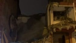 İstanbul'da kentsel dönüşüm aşamasındaki binanın bir kısmı fırtınada yıkıldı