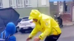 İzmir'de polis, fırtınada yürüyemeyen öğrenciyi kucağında taşıdı