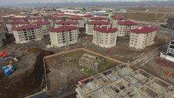 Erzurum’daki Surp Minas Kilisesi, binaların ortasında kaldı