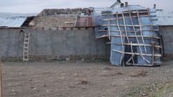 Van'da şiddetli rüzgar okulun çatısını uçurdu