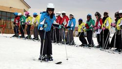 Sivas'ta köylerdeki çocuklar kayakla tanıştırılıyor