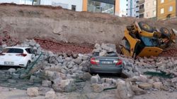 Kayseri'de istinat duvarı çöktü: 4 otomobil altında kaldı
