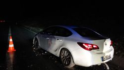 İzmir'de otomobil refüje çarptı: 1 yaralı