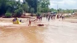 Kenya'da taşan nehri geçmeye çalışan otobüs devrildi: 20 ölü
