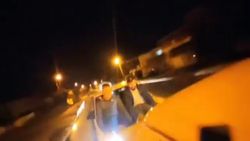 Antalya'da otomobilin kaputuna oturup, ayakları ile öndeki aracı iteklediler