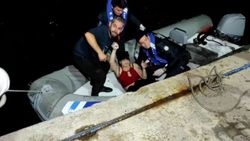 Antalya'da kıyafetleriyle denizde çığlık atan kadın kurtarıldı