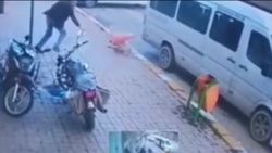 Afyonkarahisar'da bir kişi, minibüsün ezdiği köpeğe trafik dubası ile saldırdı